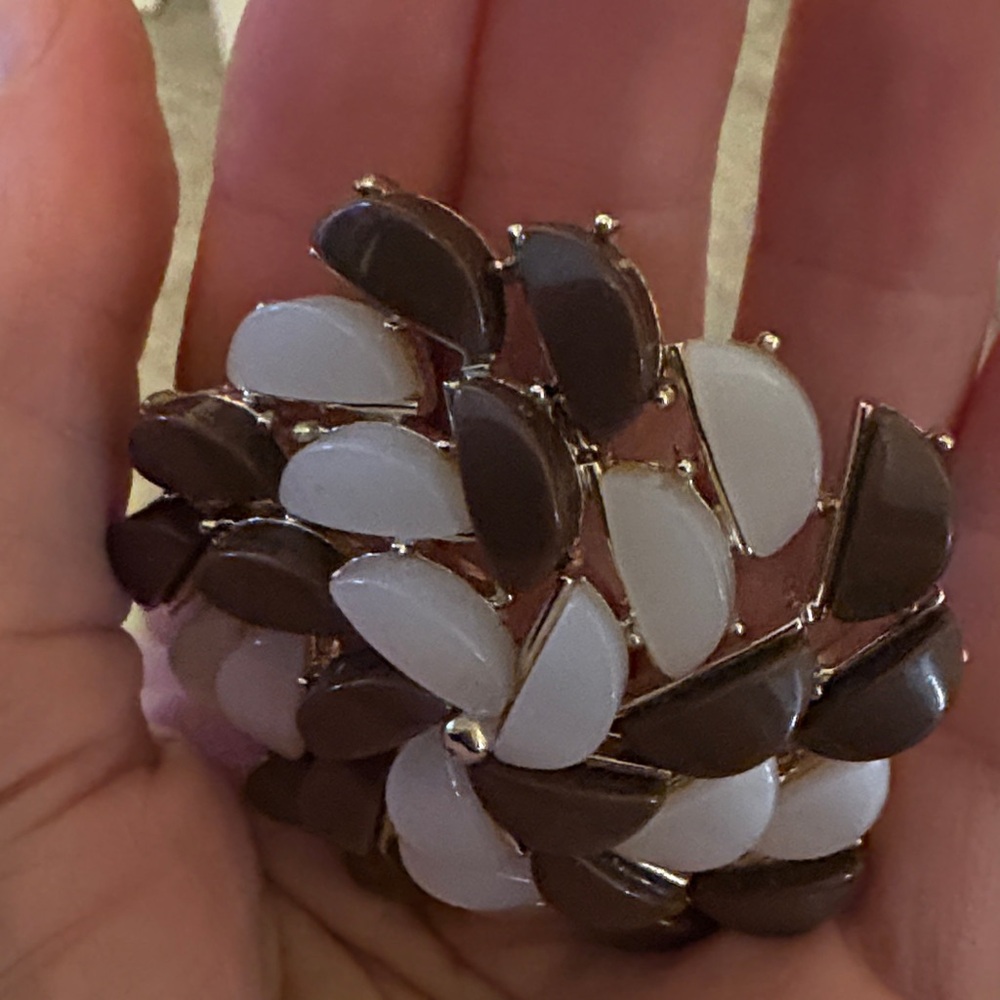 Elegant vintage White and Brown Floral Brooch - Picture 5 of 6